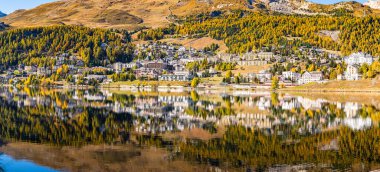 Sonbaharda St. Moritz köyü ve gölü, ağaçlar renk değiştiriyor. Motor, İsviçre.