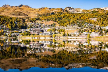 Sonbaharda St. Moritz köyü ve gölü, ağaçlar renk değiştiriyor. Motor, İsviçre.