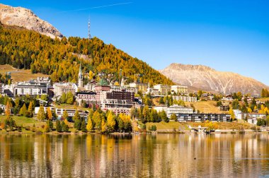 Sonbaharda St. Moritz köyü ve gölü, ağaçlar renk değiştiriyor. Motor, İsviçre.