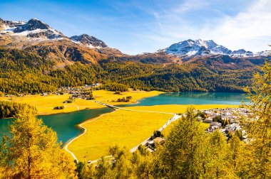 Silvaplana ve Surlej 'in kuş bakışı manzarası ve sonbaharda, sonbahar renkleriyle göller..