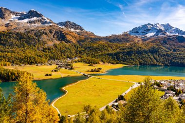 Silvaplana ve Surlej 'in kuş bakışı manzarası ve sonbaharda, sonbahar renkleriyle göller..