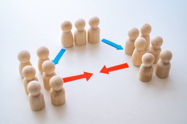 Arabuluculuk, çatışma çözümü ve anlaşma kavramı. Piyon grupları çatışan taraflar olarak yüz yüze dizildi, diğer piyonlarla bitişik, arabulucuların rolünü sembolize eden.