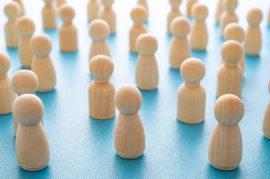 Tahta piyonlar, insanları sembolize eden rastgele dizilmiş özgürlük, mesafe, tekdüzelik, anonimlik kavramları..