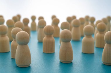 Tahta piyonlar, insanları sembolize eden rastgele dizilmiş özgürlük, mesafe, tekdüzelik, anonimlik kavramları..