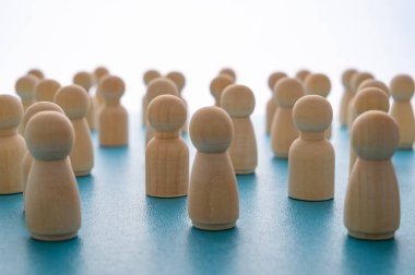 Tahta piyonlar, insanları sembolize eden rastgele dizilmiş özgürlük, mesafe, tekdüzelik, anonimlik kavramları..