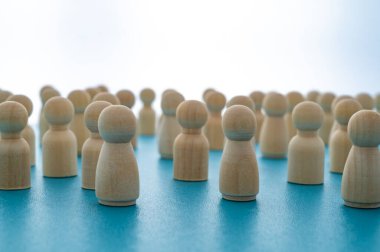 Tahta piyonlar, insanları sembolize eden rastgele dizilmiş özgürlük, mesafe, tekdüzelik, anonimlik kavramları..