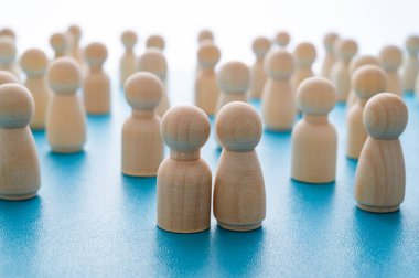 İnsanları sembolize eden ahşap parçalarla yaratılmış, iki insan arasındaki duygusal bağ kavramı..