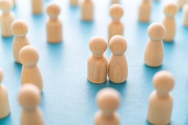 İnsanları sembolize eden ahşap parçalarla yaratılmış, iki insan arasındaki duygusal bağ kavramı..