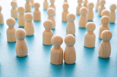 İnsanları sembolize eden ahşap parçalarla yaratılmış, iki insan arasındaki duygusal bağ kavramı..