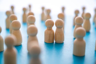 İnsanları sembolize eden ahşap parçalarla yaratılmış, iki insan arasındaki duygusal bağ kavramı..