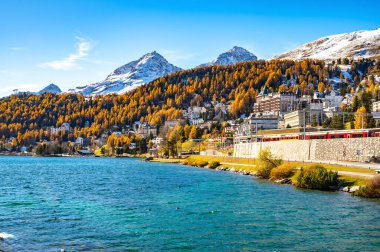 Sonbaharda St. Moritz köyü ve gölü, ağaçlar renk değiştiriyor. Motor, İsviçre.