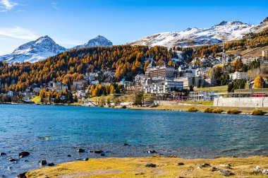 Sonbaharda St. Moritz köyü ve gölü, ağaçlar renk değiştiriyor. Motor, İsviçre.