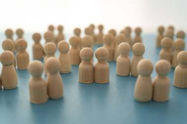 Heteroseksüel çiftler arasındaki iki özdeş ahşap figür, eşitliği, çeşitliliği ve dahil edilmeyi simgeliyor..