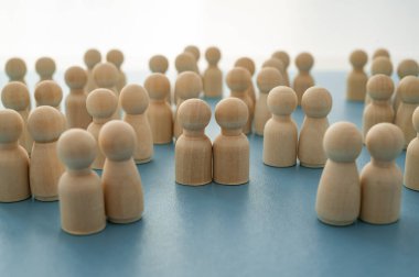 Heteroseksüel çiftler arasındaki iki özdeş ahşap figür, eşitliği, çeşitliliği ve dahil edilmeyi simgeliyor..