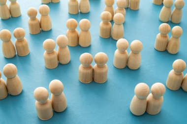 Heteroseksüel çiftler arasındaki iki özdeş ahşap figür, eşitliği, çeşitliliği ve dahil edilmeyi simgeliyor..