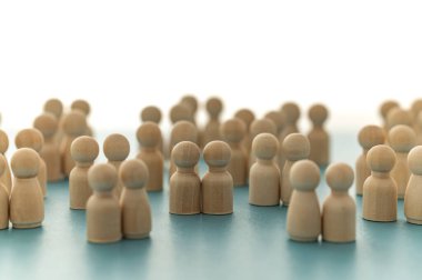 Heteroseksüel çiftler arasındaki iki özdeş ahşap figür, eşitliği, çeşitliliği ve dahil edilmeyi simgeliyor..