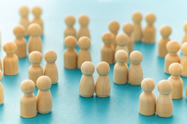 Heteroseksüel çiftler arasındaki iki özdeş ahşap figür, eşitliği, çeşitliliği ve dahil edilmeyi simgeliyor..