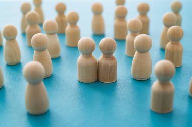 Tek ve özgür figürler arasında eşcinsel bir çift kavramı, aşkı, birlikteliği, kabulü ve özgürlüğü sembolize eder..