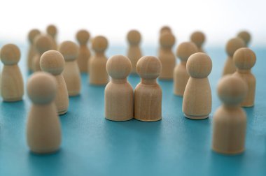 Tek ve özgür figürler arasında eşcinsel bir çift kavramı, aşkı, birlikteliği, kabulü ve özgürlüğü sembolize eder..