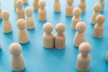 Tek ve özgür figürler arasında eşcinsel bir çift kavramı, aşkı, birlikteliği, kabulü ve özgürlüğü sembolize eder..