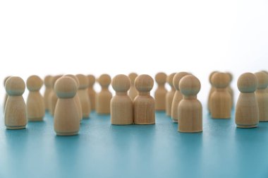 Tek ve özgür figürler arasında eşcinsel bir çift kavramı, aşkı, birlikteliği, kabulü ve özgürlüğü sembolize eder..