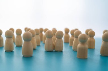 Tek ve özgür figürler arasında eşcinsel bir çift kavramı, aşkı, birlikteliği, kabulü ve özgürlüğü sembolize eder..