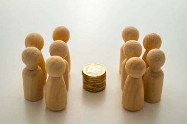 Ahşap piyonlarla betimlenen iki grup, ekonomik kaynakların dağılımını ve etkisini stratejik olarak analiz eder..