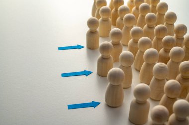 Tahta piyonlar sıraya dizilmiş bir aday havuzunu temsil ederken, bazıları da oklarla gösterilen sembolik olarak ilerliyorlar: yetenek seçimi ve en uygun profilleri belirleme süreci.