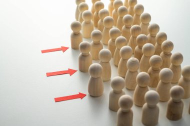 Tahta piyonlar sıraya dizilmiş bir aday havuzunu temsil ederken, bazıları da oklarla gösterilen sembolik olarak ilerliyorlar: yetenek seçimi ve en uygun profilleri belirleme süreci.