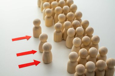 Tahta piyonlar sıraya dizilmiş bir aday havuzunu temsil ederken, bazıları da oklarla gösterilen sembolik olarak ilerliyorlar: yetenek seçimi ve en uygun profilleri belirleme süreci.