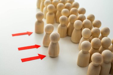 Tahta piyonlar sıraya dizilmiş bir aday havuzunu temsil ederken, bazıları da oklarla gösterilen sembolik olarak ilerliyorlar: yetenek seçimi ve en uygun profilleri belirleme süreci.