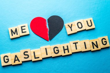 Tahta bir alfabe ve yırtık bir kalple ifade edilen mantık. İkna kabiliyetinin sonuçları ve zararları.