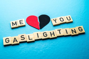 Tahta bir alfabe ve yırtık bir kalple ifade edilen mantık. İkna kabiliyetinin sonuçları ve zararları.