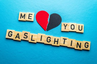 Tahta bir alfabe ve yırtık bir kalple ifade edilen mantık. İkna kabiliyetinin sonuçları ve zararları.