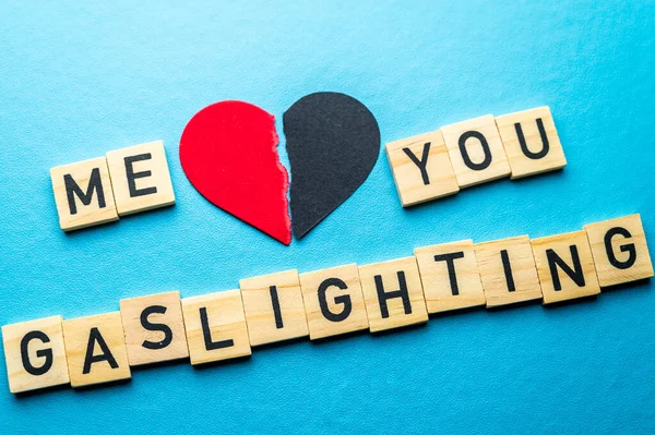 Tahta bir alfabe ve yırtık bir kalple ifade edilen mantık. İkna kabiliyetinin sonuçları ve zararları.