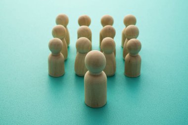 Kavramsal görüntü, sınıfa yerleştirilmiş bir grup piyon aracılığıyla profesyonel eğitimi temsil ediyor. Kurumsal eğitim, eğitim, beceri geliştirme kavramı.