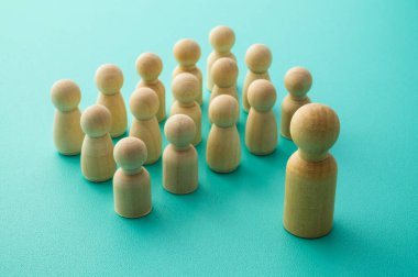 Kavramsal görüntü, sınıfa yerleştirilmiş bir grup piyon aracılığıyla profesyonel eğitimi temsil ediyor. Kurumsal eğitim, eğitim, beceri geliştirme kavramı.