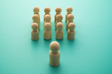 Kavramsal görüntü, sınıfa yerleştirilmiş bir grup piyon aracılığıyla profesyonel eğitimi temsil ediyor. Kurumsal eğitim, eğitim, beceri geliştirme kavramı.