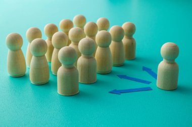 Kavramsal görüntü, sınıfa yerleştirilmiş bir grup piyon aracılığıyla profesyonel eğitimi temsil ediyor. Kurumsal eğitim, eğitim, beceri geliştirme kavramı.