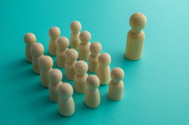 Kavramsal görüntü, sınıfa yerleştirilmiş bir grup piyon aracılığıyla profesyonel eğitimi temsil ediyor. Kurumsal eğitim, eğitim, beceri geliştirme kavramı.