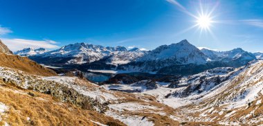 Yukarıdan Sils Gölü ve Chaste Yarımadası manzarası. Kışın Grevasalvas 'tan Panorama.