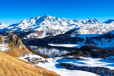 Motor, Sils Gölü ve kışın Grevasalvas köyünün panoramik manzarası.