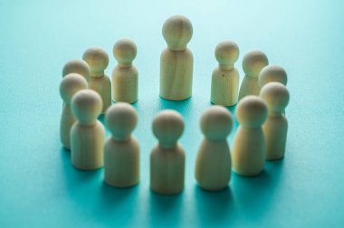 Öğretmen ve öğrenciler: Ahşap piyonlarla betimlenen eğitim ve mesleki büyüme kavramları.