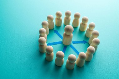 Öğretmen ve öğrenciler: Ahşap piyonlarla betimlenen eğitim ve mesleki büyüme kavramları.