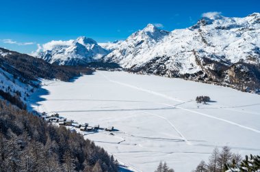 Motorun Panoraması: Sils Gölü, Isola Köyü ve Maloja, kışın.