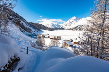 Motorun Panoraması: Sils Gölü, Isola Köyü ve Maloja, kışın.