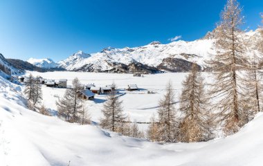 Motorun Panoraması: Sils Gölü, Isola Köyü ve Maloja, kışın.