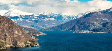 Menaggio köyü ile Como Gölü manzarası ve kışın ona bakan karlı dağlar..