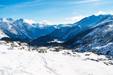 İsviçre, San Bernardino Geçidi 'nin kış manzarası.