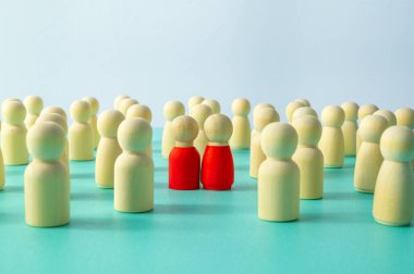 İnsanları sembolize eden ahşap parçalarla yaratılmış iki insan arasındaki duygusal bir birliktelik kavramı..